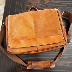 Pelle Classic Tan Leather Messenger Bag unisex Great to hold laptop & purse item